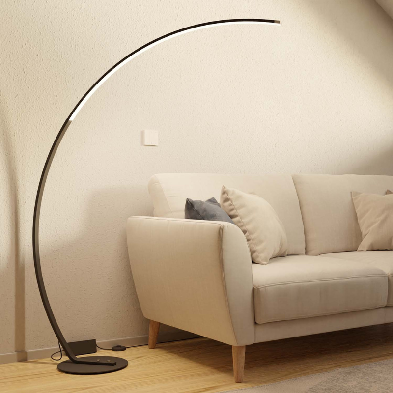 Elegante geschwungene Stehleuchte mit gebürstetem Edelstahl-Finish und einstellbarer LED-Beleuchtung