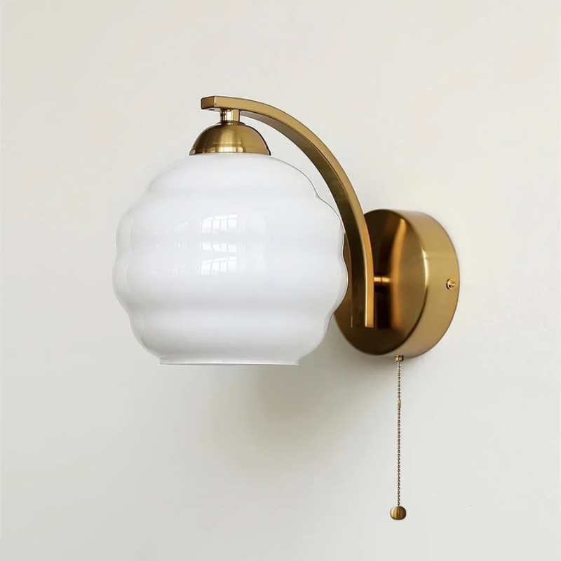 Vintage-Wandleuchte im Art-Déco-Stil mit weißem Glasschirm, erhältlich in luxuriöser Gold- oder Chromausführung, 45 cm hoch und 25 cm breit.