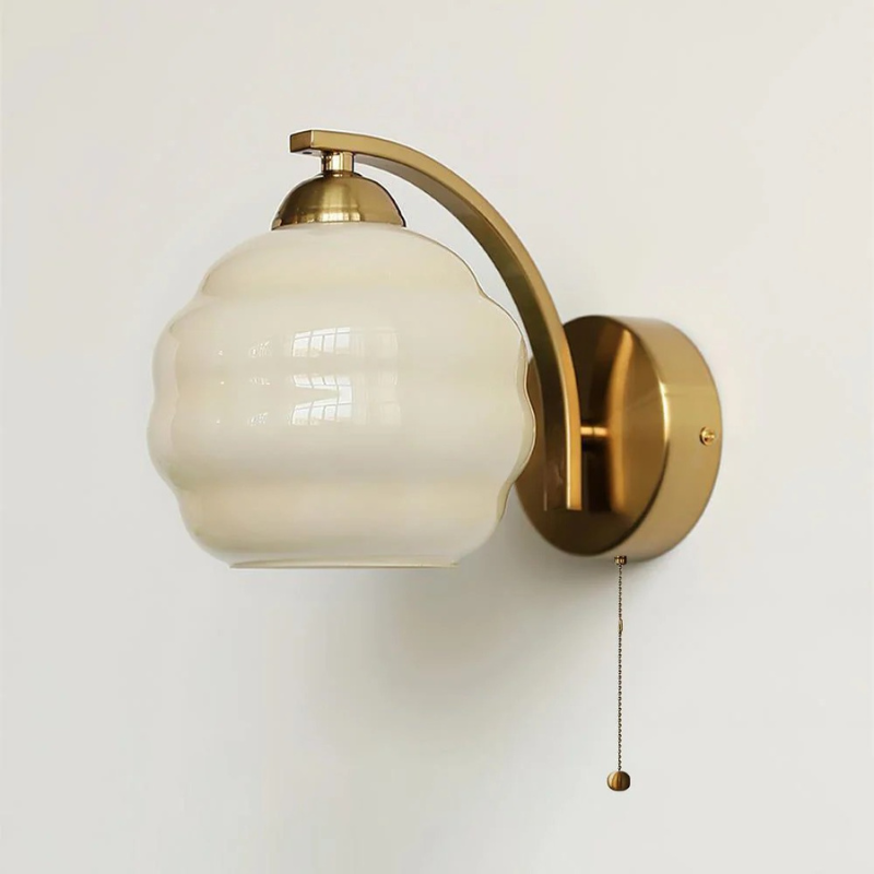 Vintage-Wandleuchte im Art-Déco-Stil mit weißem Glasschirm, erhältlich in luxuriöser Gold- oder Chromausführung, 45 cm hoch und 25 cm breit.
