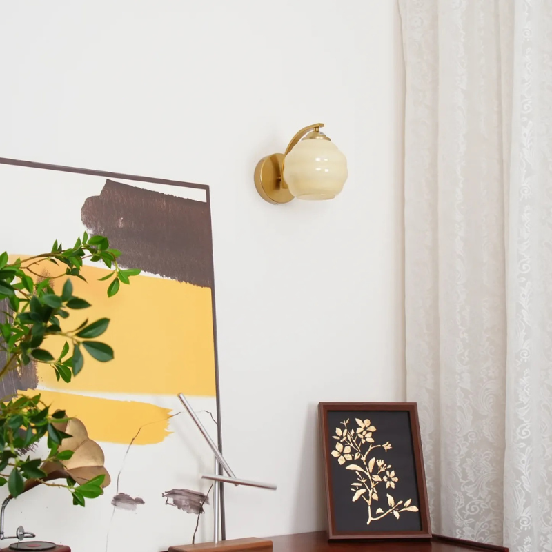 Vintage-Wandleuchte im Art-Déco-Stil mit weißem Glasschirm, erhältlich in luxuriöser Gold- oder Chromausführung, 45 cm hoch und 25 cm breit.