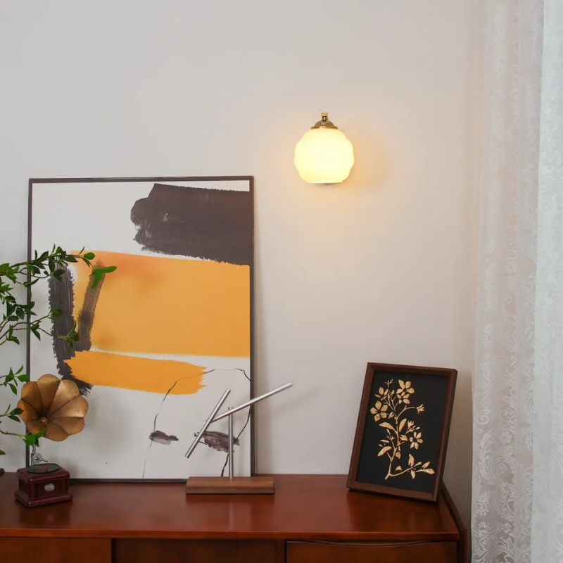 Vintage-Wandleuchte im Art-Déco-Stil mit weißem Glasschirm, erhältlich in luxuriöser Gold- oder Chromausführung, 45 cm hoch und 25 cm breit.