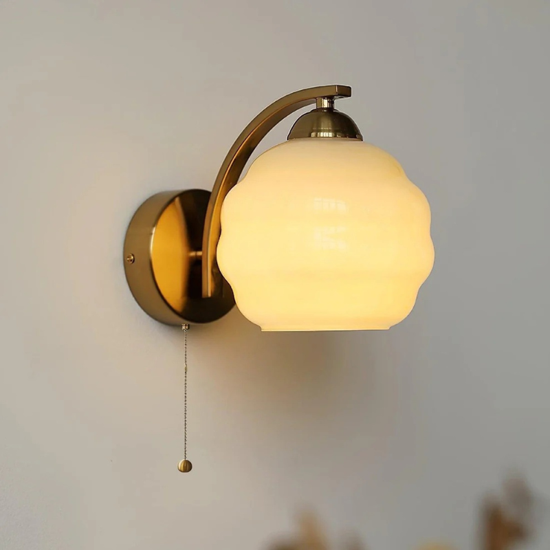 Vintage-Wandleuchte im Art-Déco-Stil mit weißem Glasschirm, erhältlich in luxuriöser Gold- oder Chromausführung, 45 cm hoch und 25 cm breit.