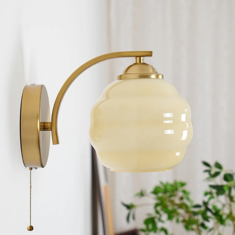 Vintage-Wandleuchte im Art-Déco-Stil mit weißem Glasschirm, erhältlich in luxuriöser Gold- oder Chromausführung, 45 cm hoch und 25 cm breit.