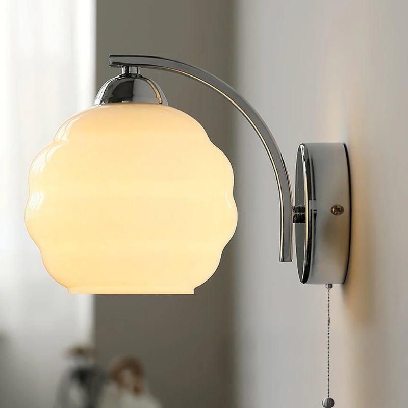 Vintage-Wandleuchte im Art-Déco-Stil mit weißem Glasschirm, erhältlich in luxuriöser Gold- oder Chromausführung, 45 cm hoch und 25 cm breit.