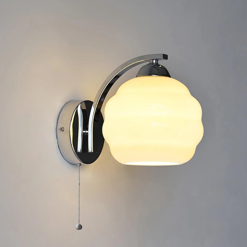 Vintage-Wandleuchte im Art-Déco-Stil mit weißem Glasschirm, erhältlich in luxuriöser Gold- oder Chromausführung, 45 cm hoch und 25 cm breit.