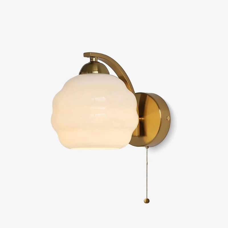 Vintage-Wandleuchte im Art-Déco-Stil mit weißem Glasschirm, erhältlich in luxuriöser Gold- oder Chromausführung, 45 cm hoch und 25 cm breit.