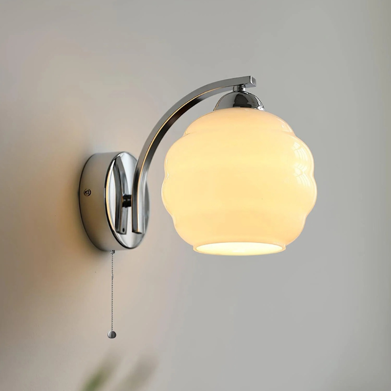 Vintage-Wandleuchte im Art-Déco-Stil mit weißem Glasschirm, erhältlich in luxuriöser Gold- oder Chromausführung, 45 cm hoch und 25 cm breit.