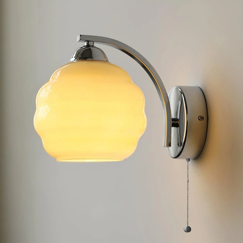 Vintage-Wandleuchte im Art-Déco-Stil mit weißem Glasschirm, erhältlich in luxuriöser Gold- oder Chromausführung, 45 cm hoch und 25 cm breit.