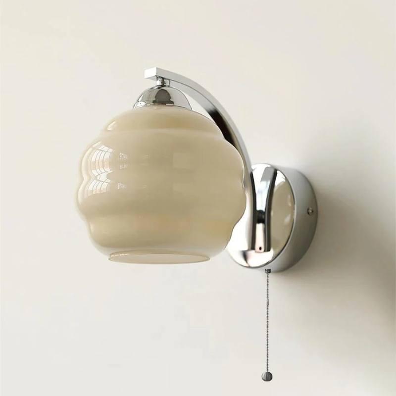 Vintage-Wandleuchte im Art-Déco-Stil mit weißem Glasschirm, erhältlich in luxuriöser Gold- oder Chromausführung, 45 cm hoch und 25 cm breit.