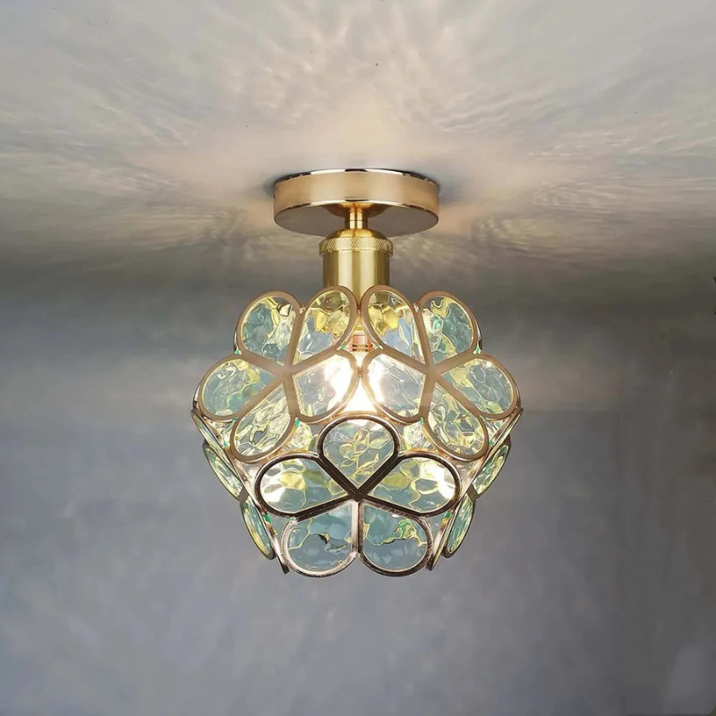 Dekorative Deckenleuchte mit Blumenmotiven aus Glas, die ein warmes Licht verbreitet.