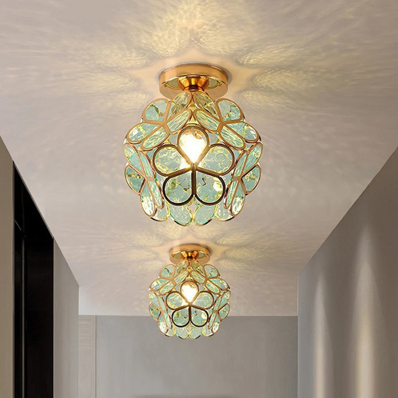 Dekorative Deckenleuchte mit Blumenmotiven aus Glas, die ein warmes Licht verbreitet.