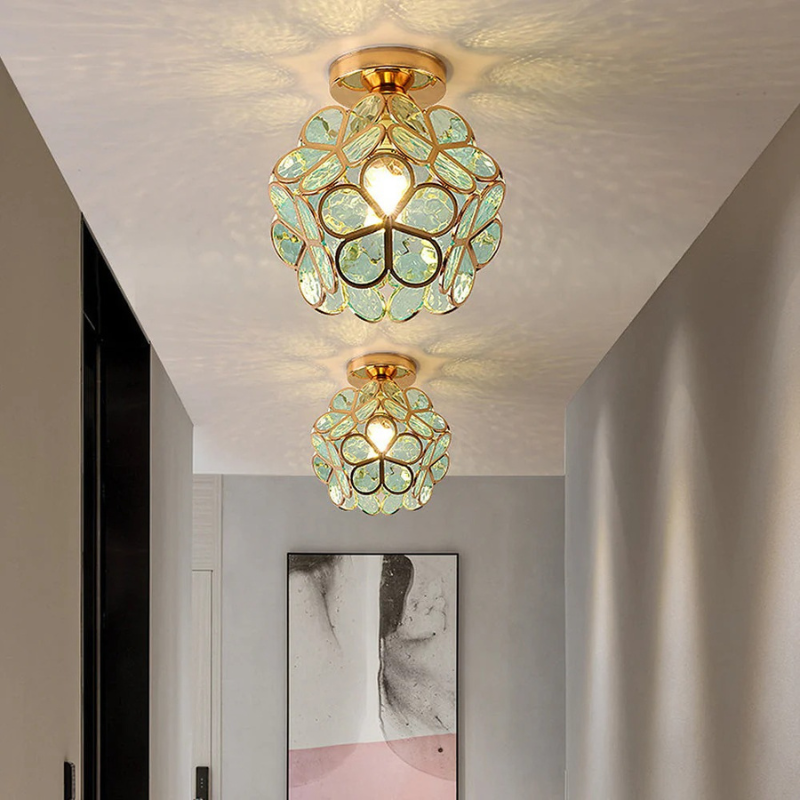 Dekorative Deckenleuchte mit Blumenmotiven aus Glas, die ein warmes Licht verbreitet.