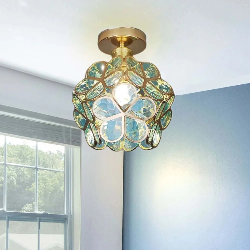 Dekorative Deckenleuchte mit Blumenmotiven aus Glas, die ein warmes Licht verbreitet.