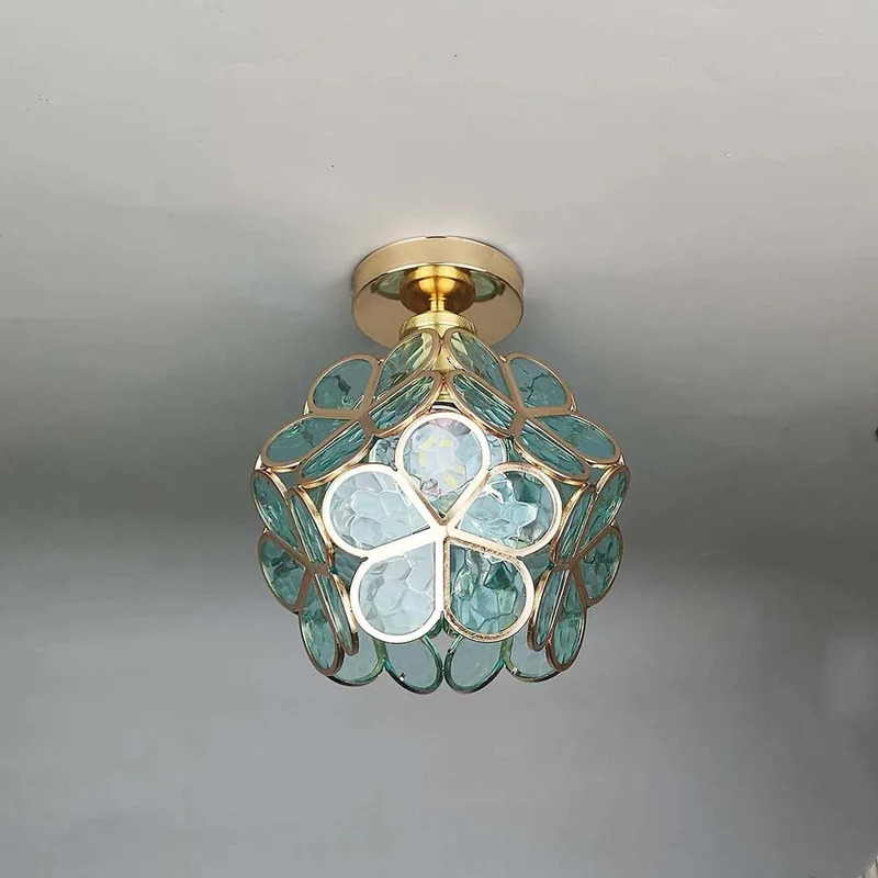 Dekorative Deckenleuchte mit Blumenmotiven aus Glas, die ein warmes Licht verbreitet.