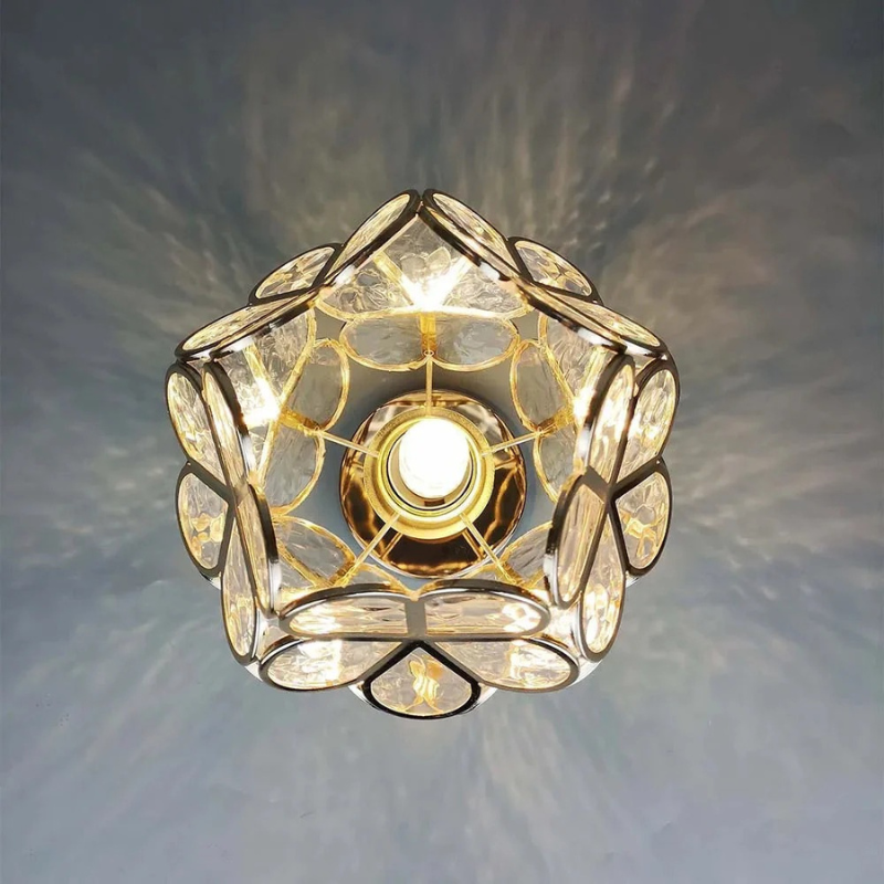 Dekorative Deckenleuchte mit Blumenmotiven aus Glas, die ein warmes Licht verbreitet.