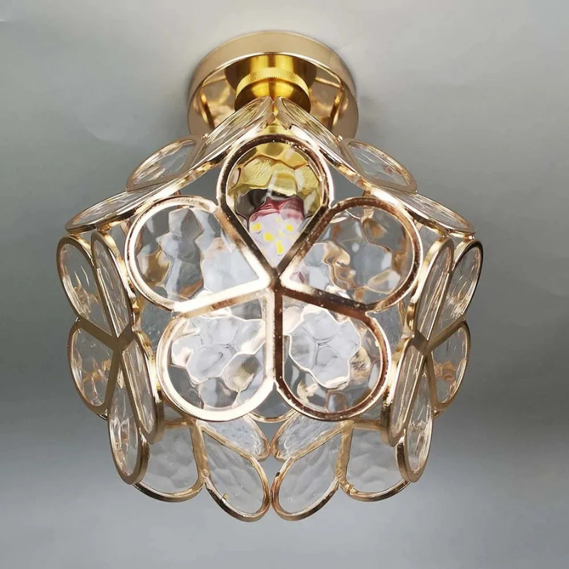 Dekorative Deckenleuchte mit Blumenmotiven aus Glas, die ein warmes Licht verbreitet.