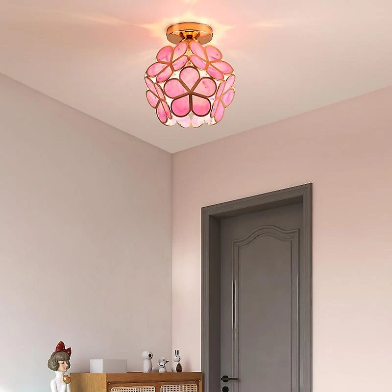Dekorative Deckenleuchte mit Blumenmotiven aus Glas, die ein warmes Licht verbreitet.