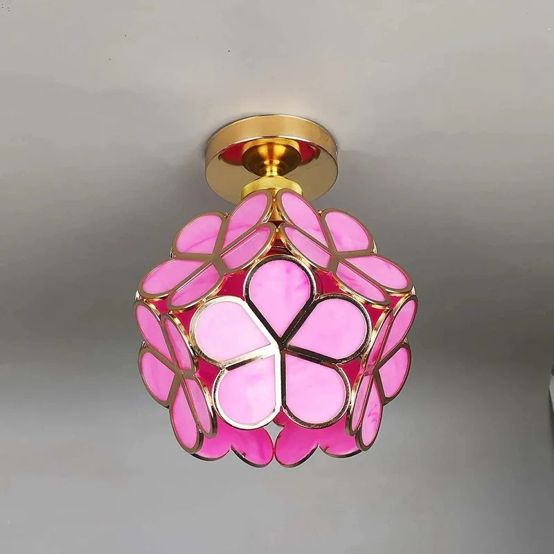 Dekorative Deckenleuchte mit Blumenmotiven aus Glas, die ein warmes Licht verbreitet.