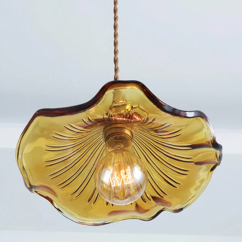 Elegante Glasblumen-Pendelleuchte mit Messing-Details