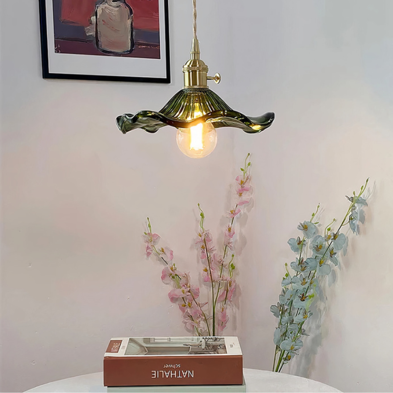 Elegante Glasblumen-Pendelleuchte mit Messing-Details