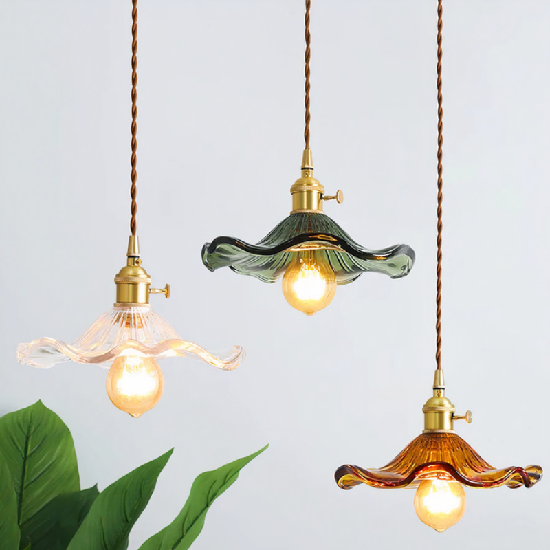 Elegante Glasblumen-Pendelleuchte mit Messing-Details