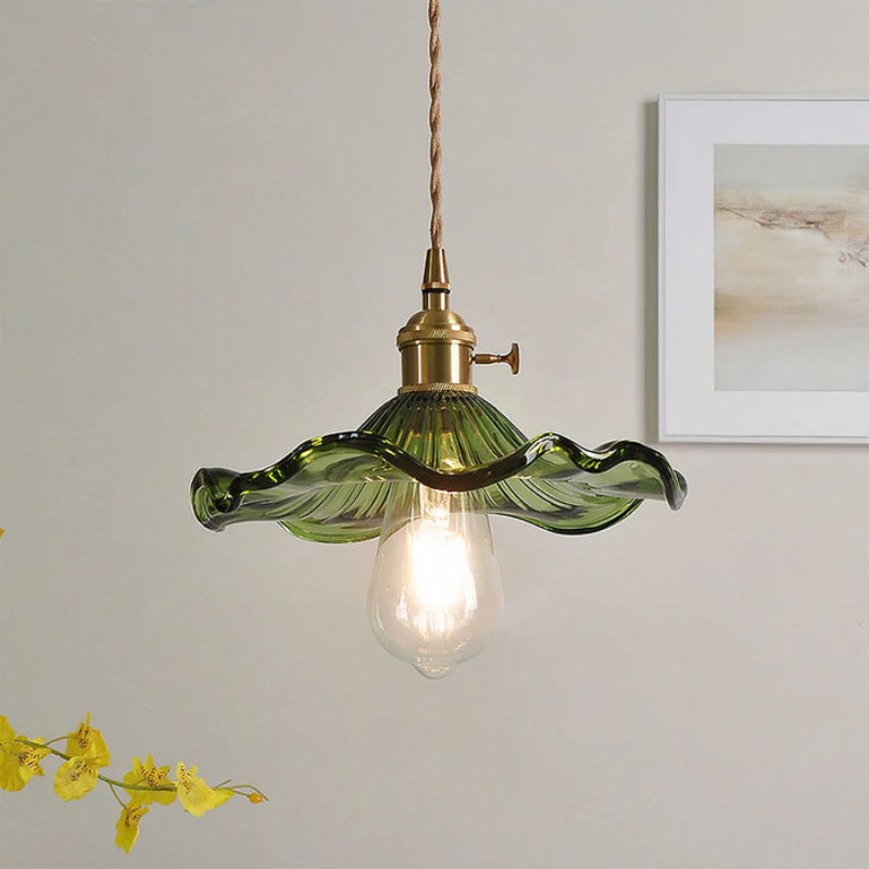 Elegante Glasblumen-Pendelleuchte mit Messing-Details