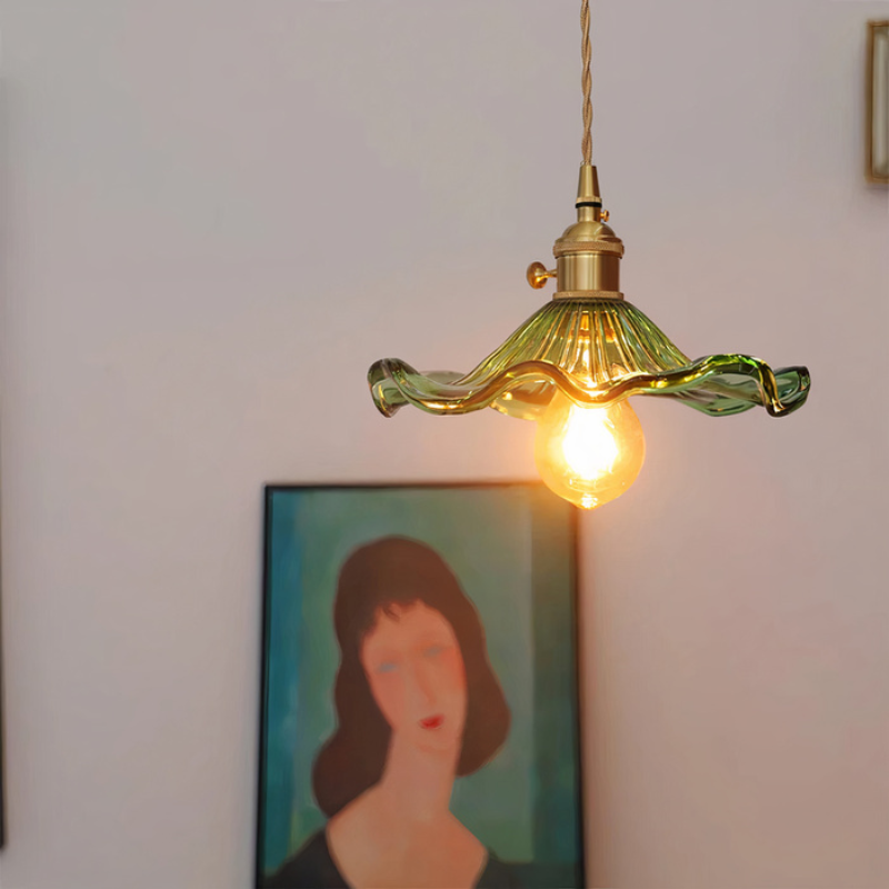 Elegante Glasblumen-Pendelleuchte mit Messing-Details