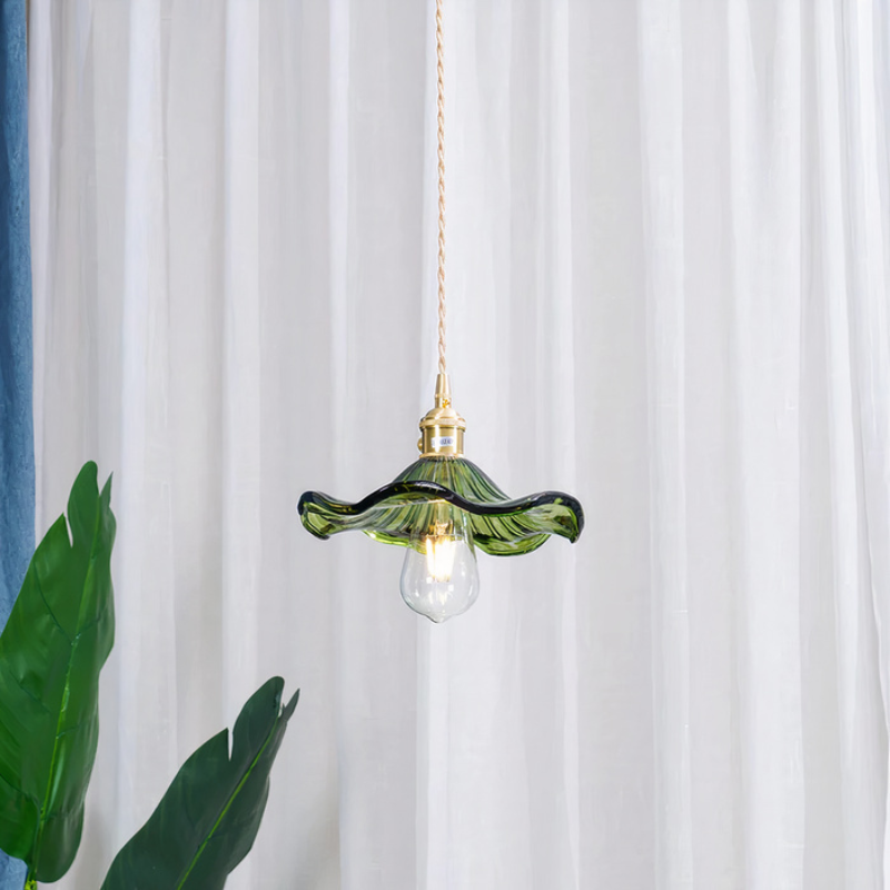 Elegante Glasblumen-Pendelleuchte mit Messing-Details
