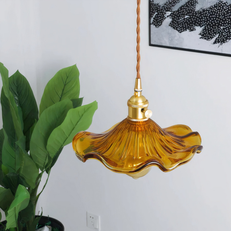Elegante Glasblumen-Pendelleuchte mit Messing-Details