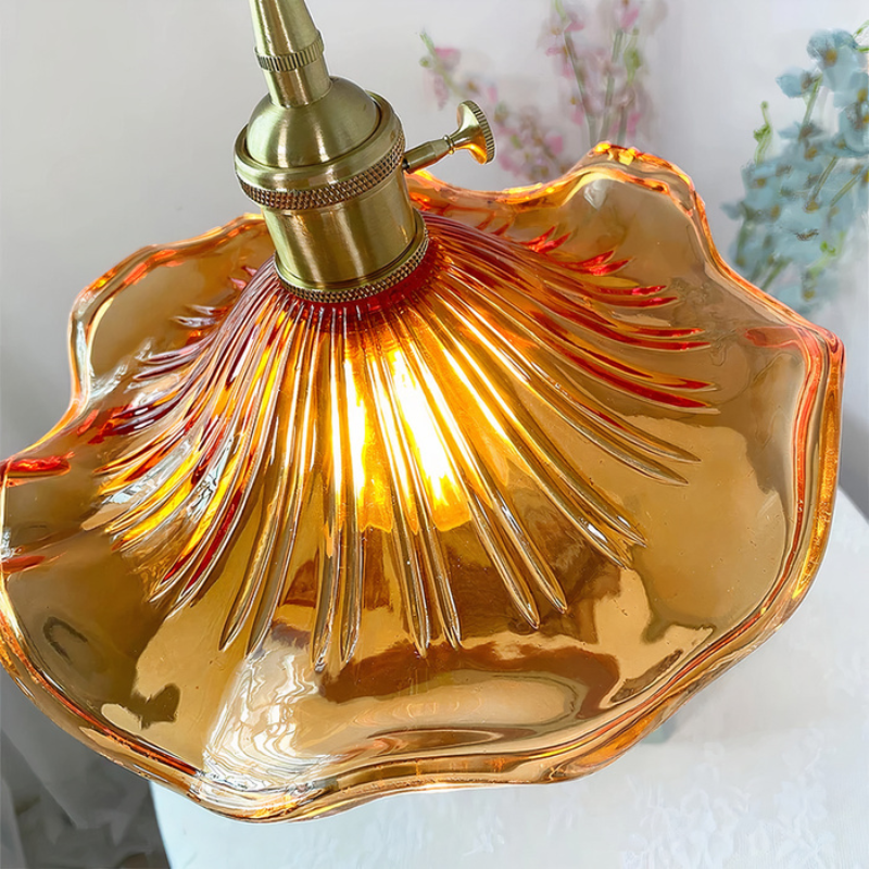 Elegante Glasblumen-Pendelleuchte mit Messing-Details