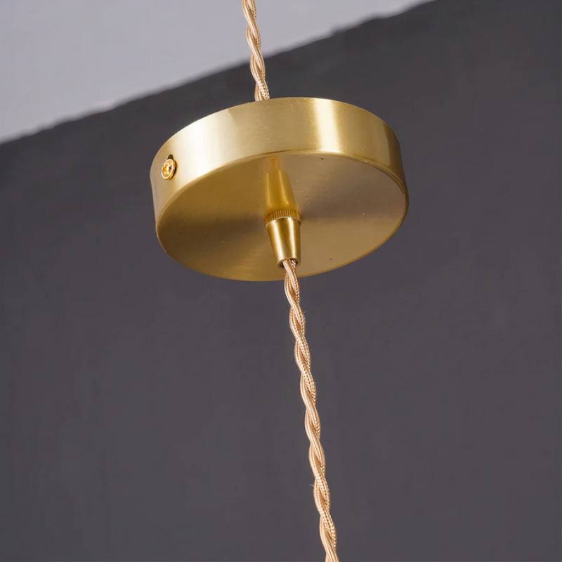 Elegante Glasblumen-Pendelleuchte mit Messing-Details