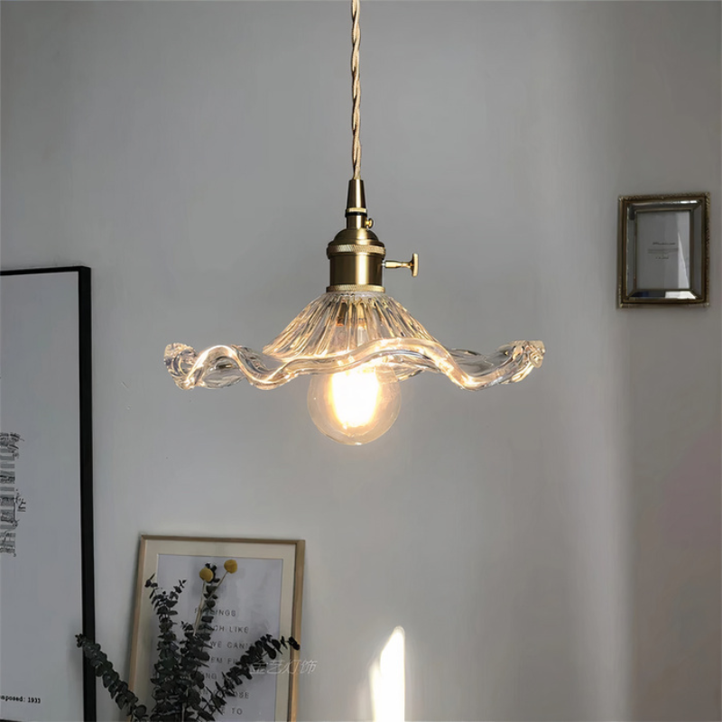 Elegante Glasblumen-Pendelleuchte mit Messing-Details