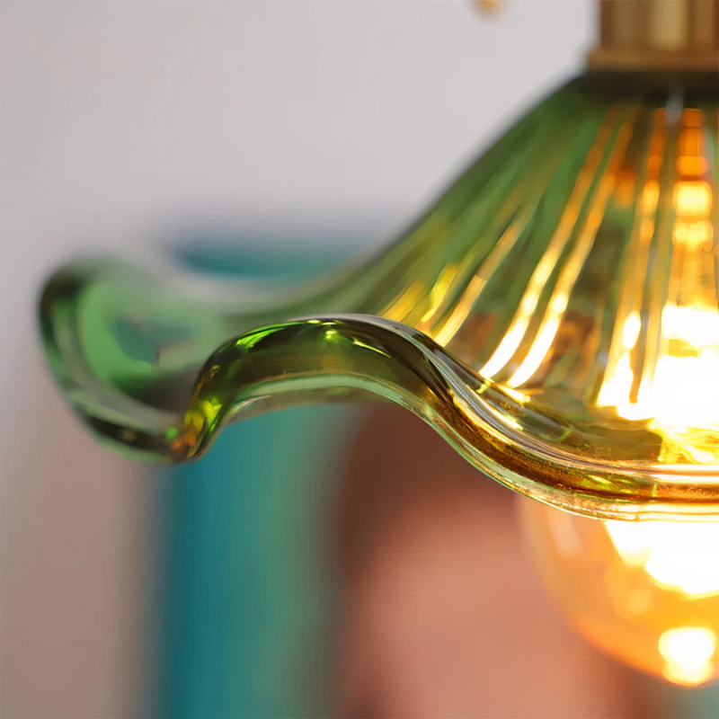 Elegante Glasblumen-Pendelleuchte mit Messing-Details