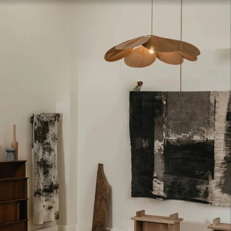 Elegante, von Blütenblättern inspirierte Pendelleuchte mit floralem Design für moderne Innenräume