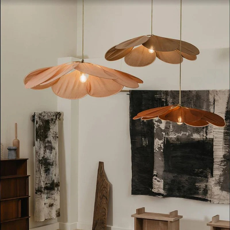 Elegante, von Blütenblättern inspirierte Pendelleuchte mit floralem Design für moderne Innenräume