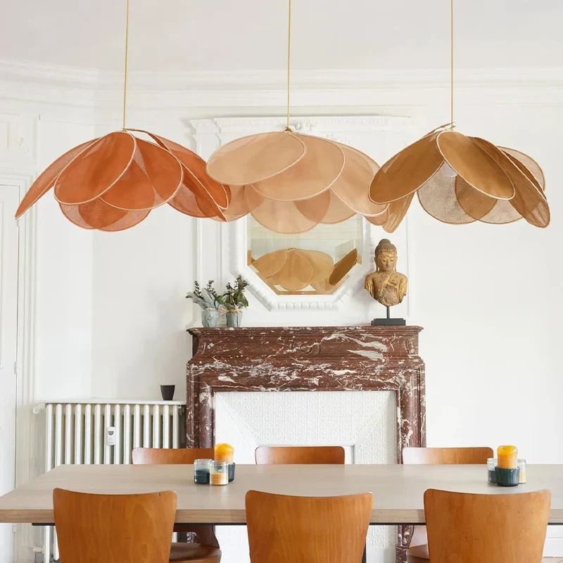 Elegante, von Blütenblättern inspirierte Pendelleuchte mit floralem Design für moderne Innenräume