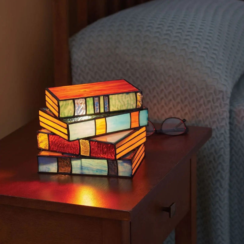 Kunstvolle Glasmalerei-Lampe in Form eines offenen Buches mit warmer Beleuchtung