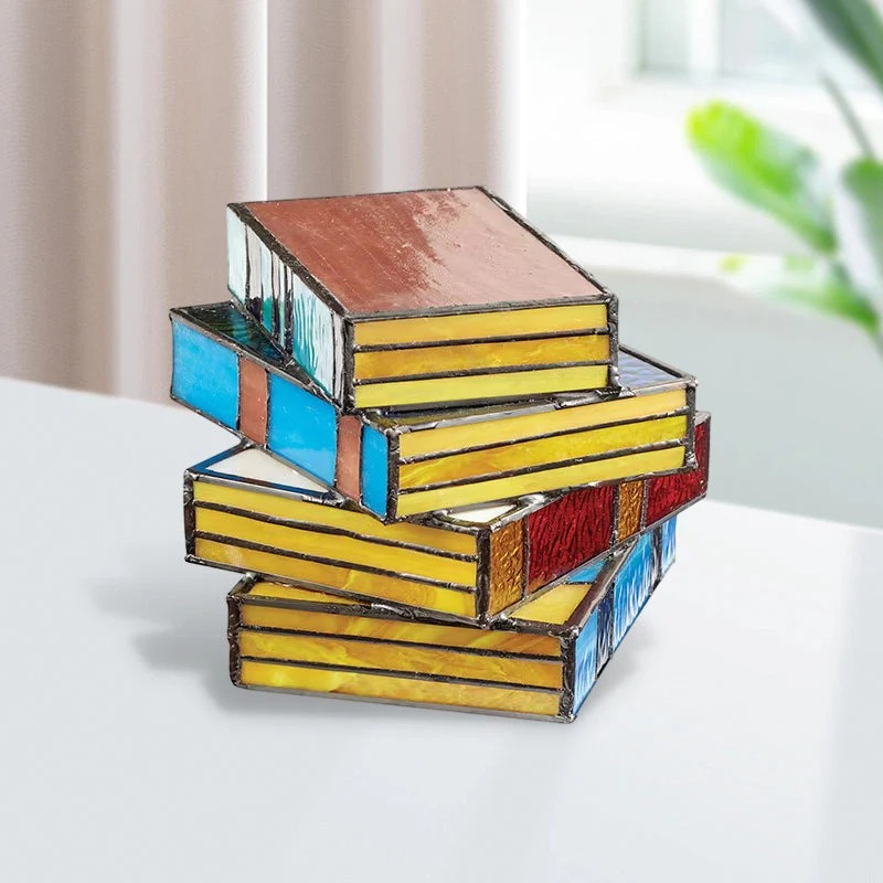 Kunstvolle Glasmalerei-Lampe in Form eines offenen Buches mit warmer Beleuchtung