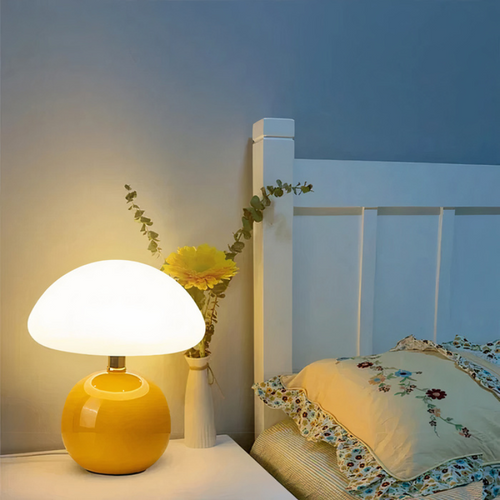Cremefarbene LED-Tischleuchte in Pilzform mit Keramikfuß und drei einstellbaren Lichtfarben