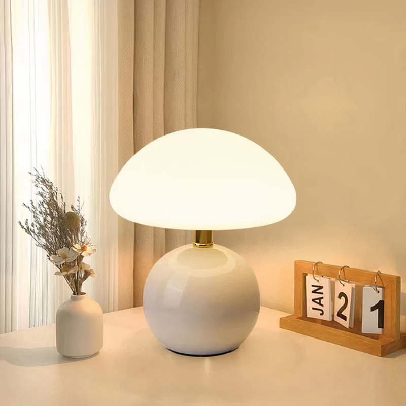 Cremefarbene LED-Tischleuchte in Pilzform mit Keramikfuß und drei einstellbaren Lichtfarben