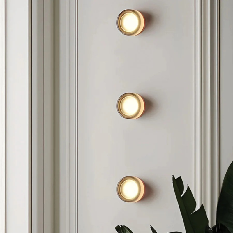 Kompakte, moderne LED-Wandleuchte aus Acryl und Aluminium, geeignet für die Wand- oder Deckenmontage.
