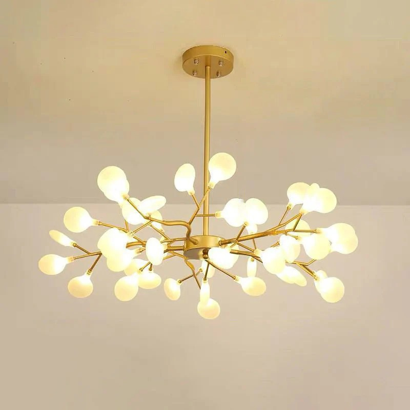 Moderner, von Glühwürmchen inspirierter LED-Kronleuchter aus Acryl und Eisen, erhältlich in verschiedenen Größen für Wohnzimmer, Schlafzimmer oder Essbereiche.