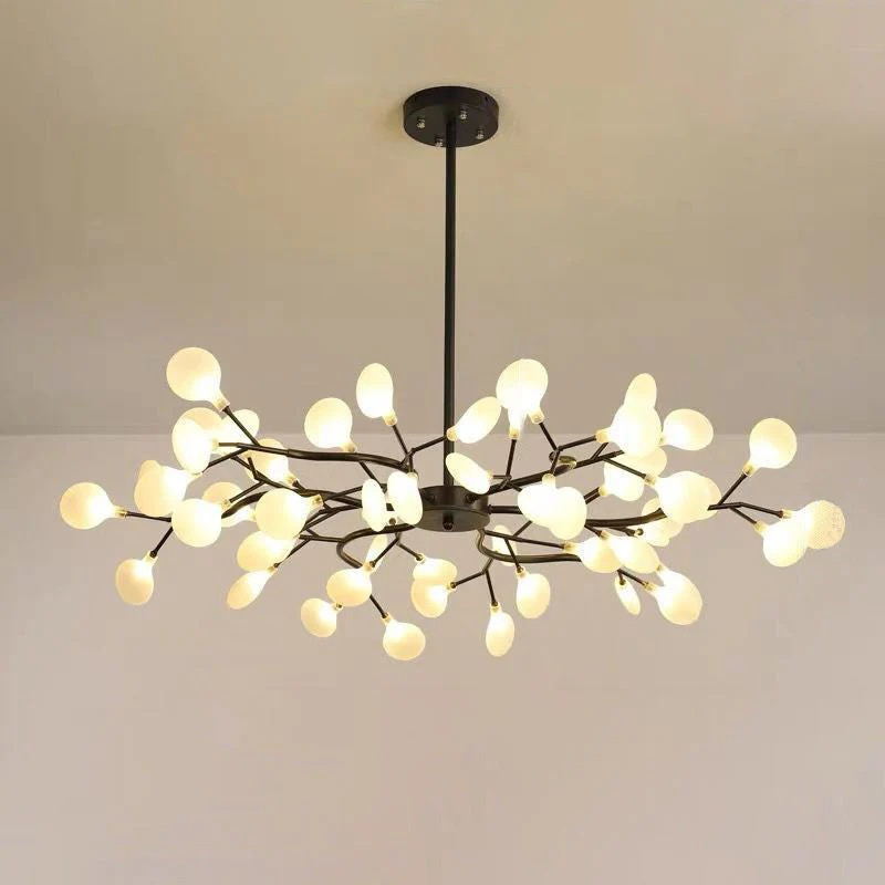 Moderner, von Glühwürmchen inspirierter LED-Kronleuchter aus Acryl und Eisen, erhältlich in verschiedenen Größen für Wohnzimmer, Schlafzimmer oder Essbereiche.
