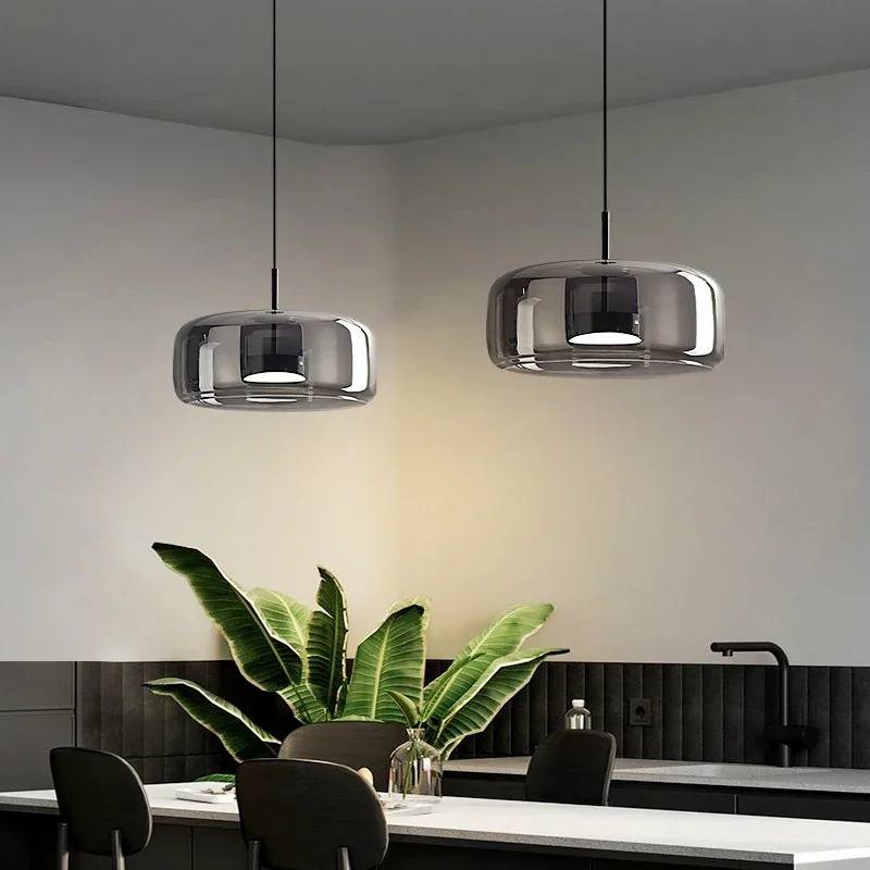 Elegante kugelförmige Glaspendelleuchte mit modernem Design, ideal für Küchen, Esszimmer und Wohnbereiche.