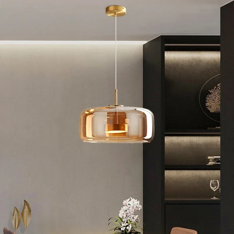 Elegante kugelförmige Glaspendelleuchte mit modernem Design, ideal für Küchen, Esszimmer und Wohnbereiche.