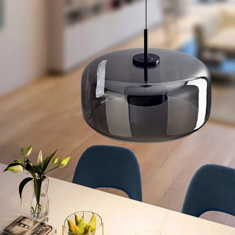 Elegante kugelförmige Glaspendelleuchte mit modernem Design, ideal für Küchen, Esszimmer und Wohnbereiche.