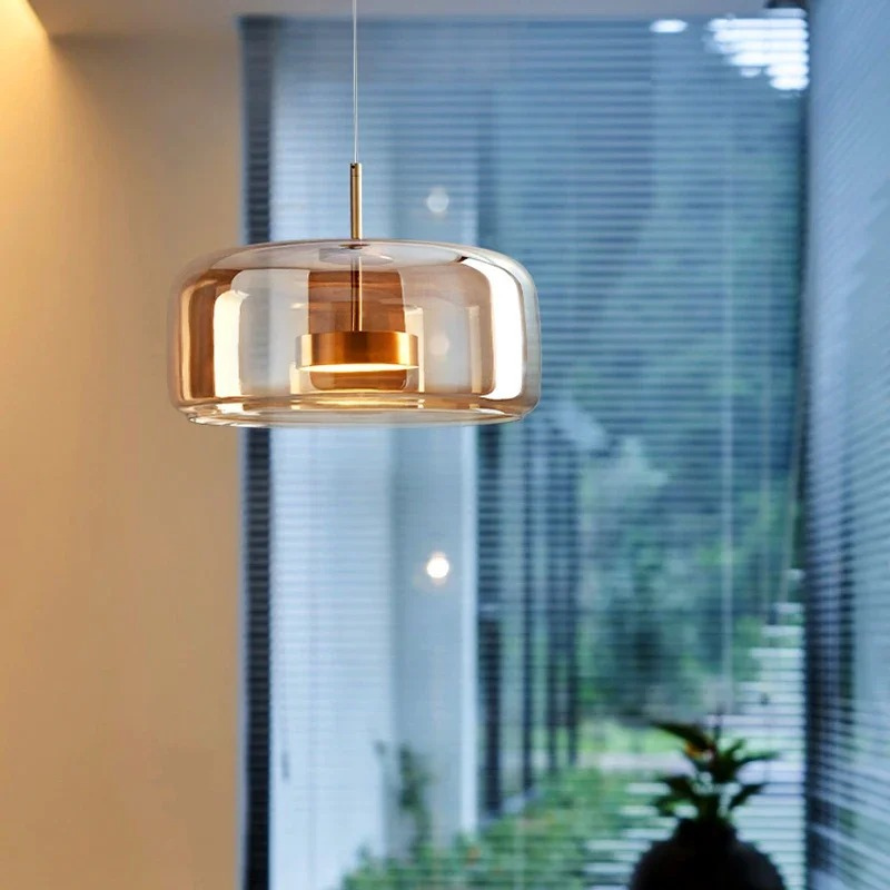 Elegante kugelförmige Glaspendelleuchte mit modernem Design, ideal für Küchen, Esszimmer und Wohnbereiche.