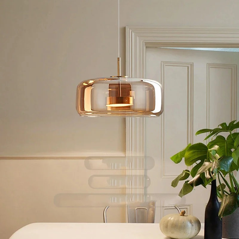 Elegante kugelförmige Glaspendelleuchte mit modernem Design, ideal für Küchen, Esszimmer und Wohnbereiche.
