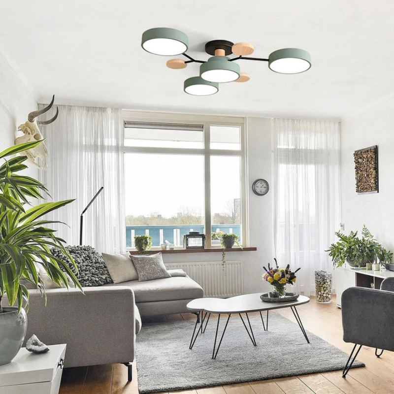 Moderne Deckenleuchte mit Holz- und Metallausführung in Weiß, Grün und Grau, montiert in einem gemütlichen Innenraum