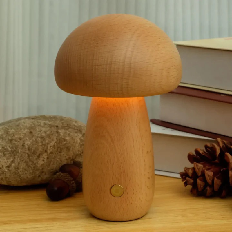 LED-Lampe aus Holz in Pilzform mit einstellbarer Helligkeit und wiederaufladbarem Akku.